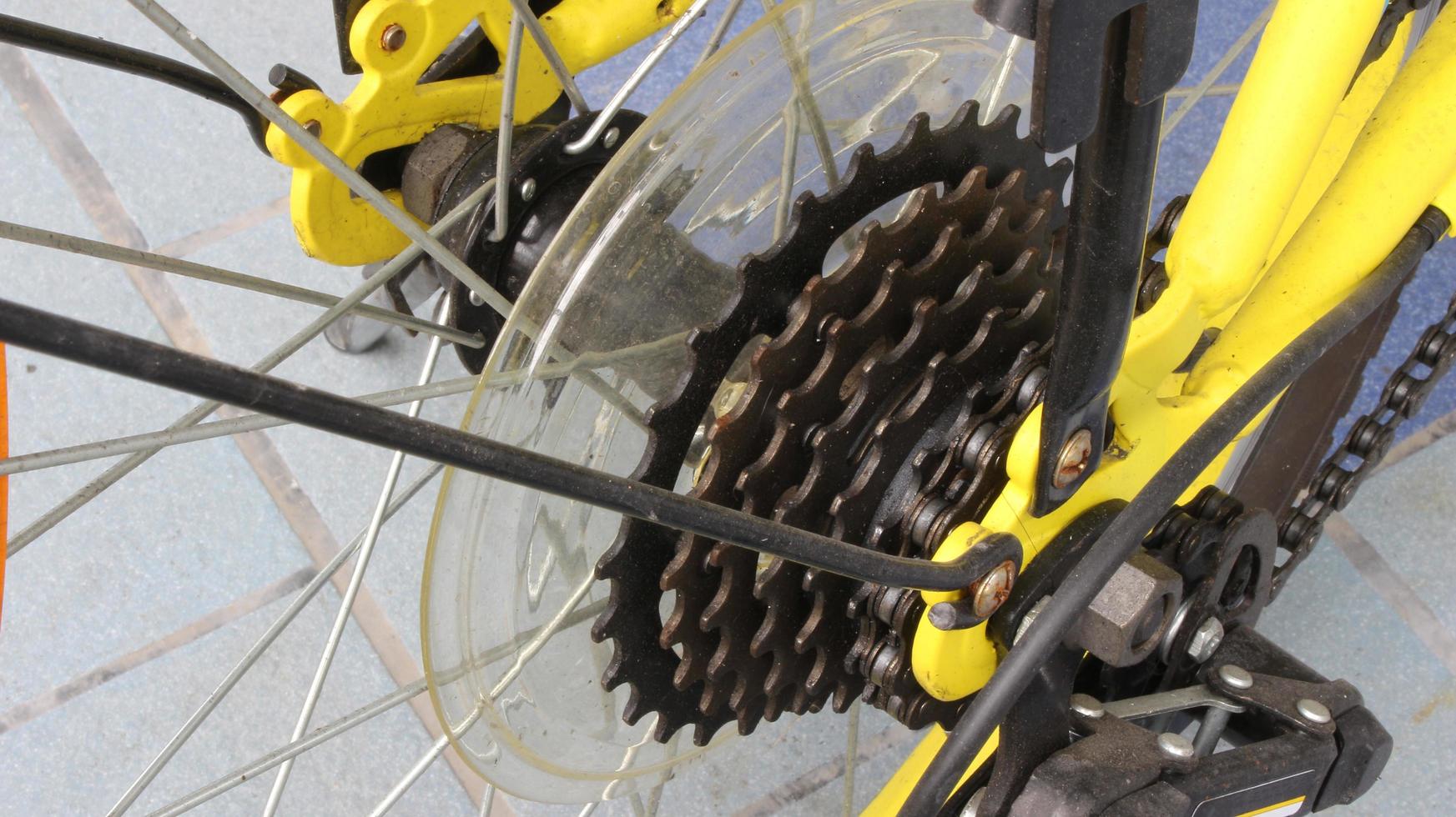 närbild av kugghjul av en cykel foto