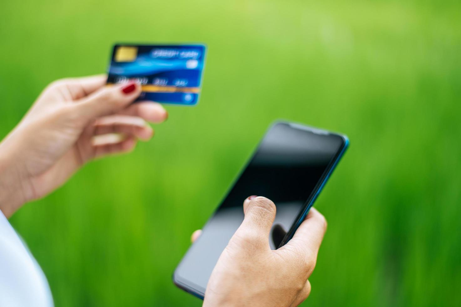 betalning för varor med kreditkort via smartphone foto