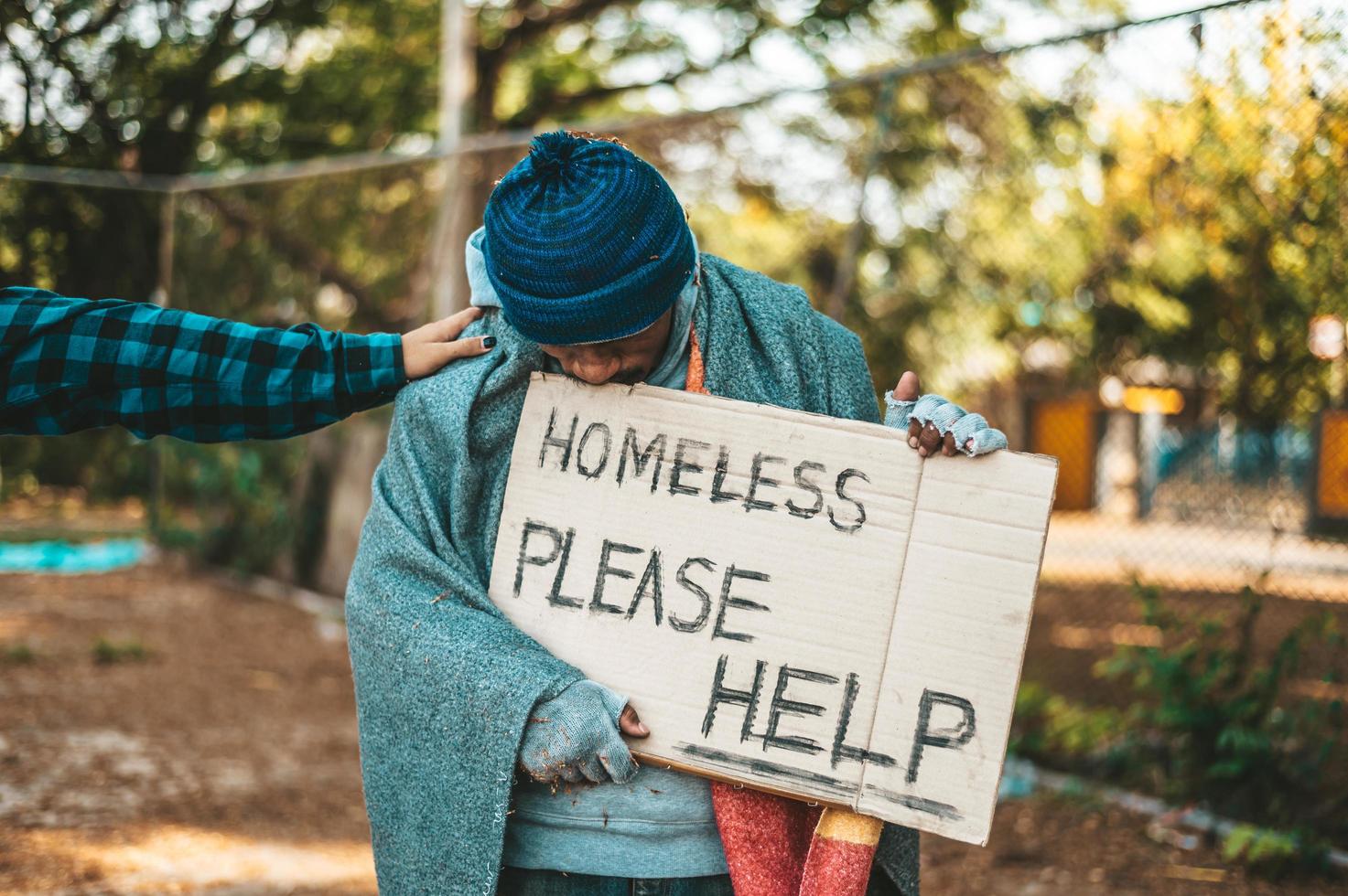 tiggare står på gatan med hemlösa meddelanden snälla hjälp foto