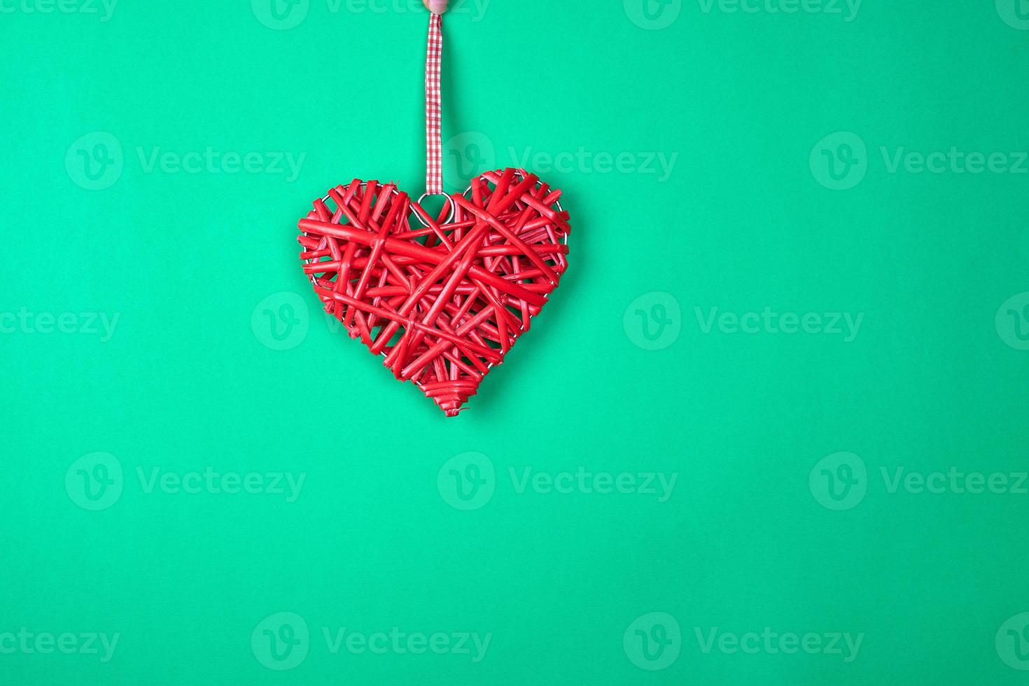 ett röd korg- hjärta hänga på en rep foto