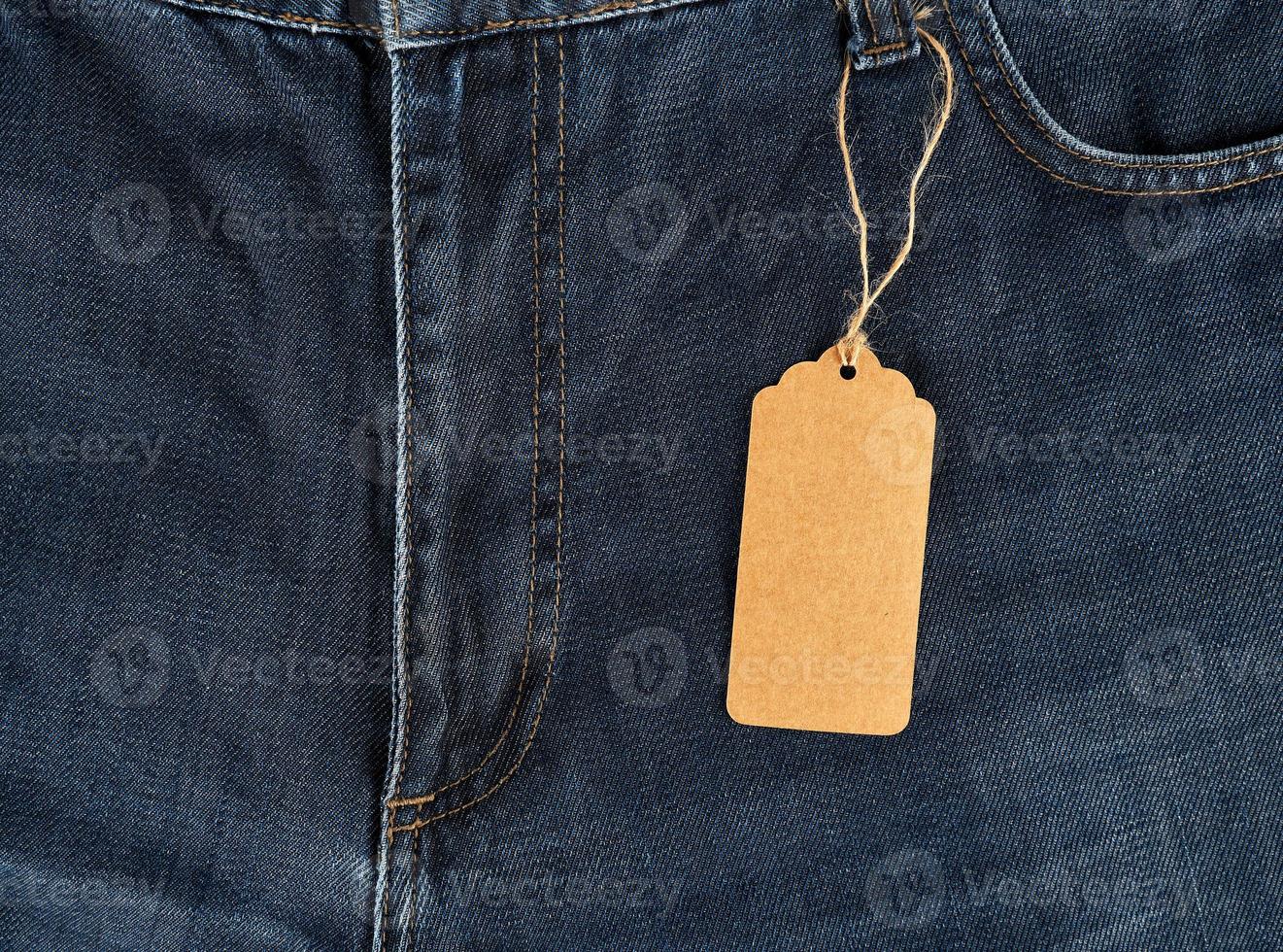 tömma brun märka bunden på en rep till blå jeans foto