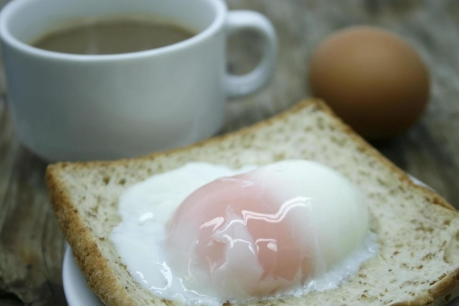 mjukt kokt ägg på toast foto