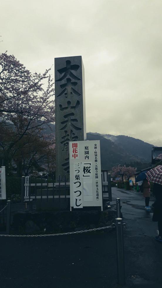 Kyoto, japan på april 8, 2019. en grupp av japansk människor är gående på en trottoar i kyoto foto