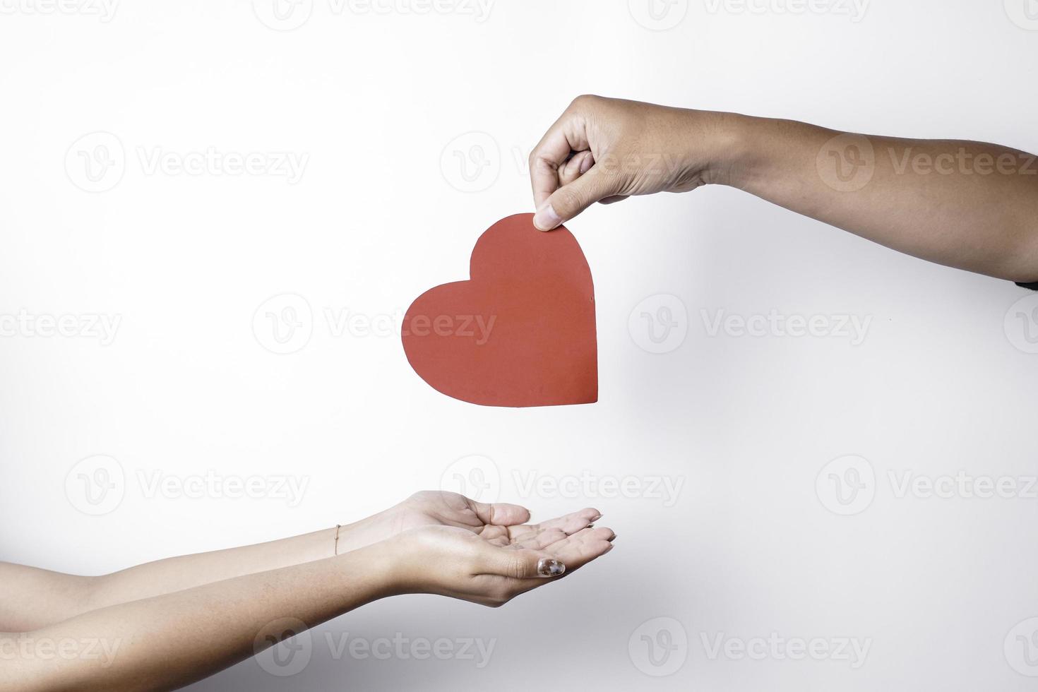 en Foto av en röd hjärta form papper isolerat på vit bakgrund.