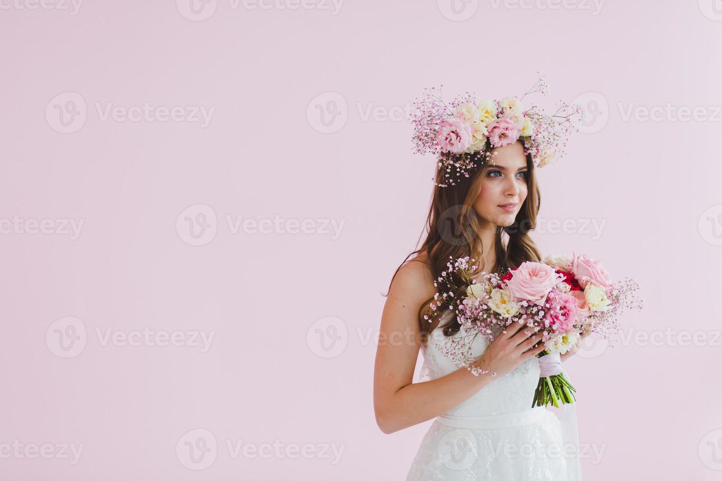 närbild porträtt av skön brud med blomma krans på henne huvud foto