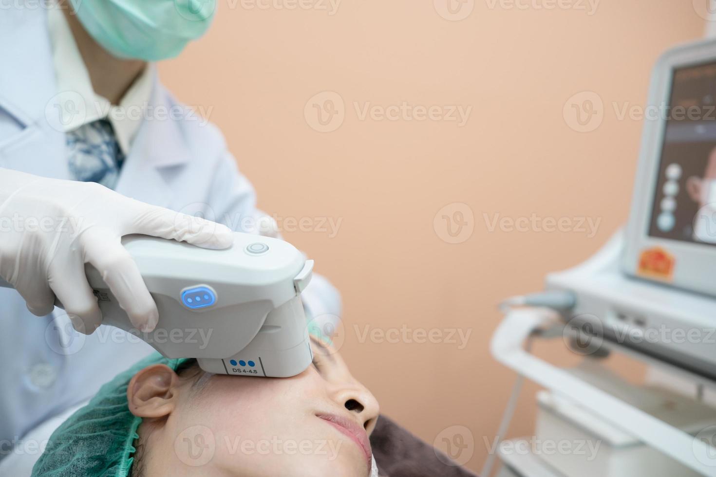 kosmetolog procedur förbi elektrisk enhet, ultraljud terapi behandling för hud åtdragning i estetisk klinik. foto