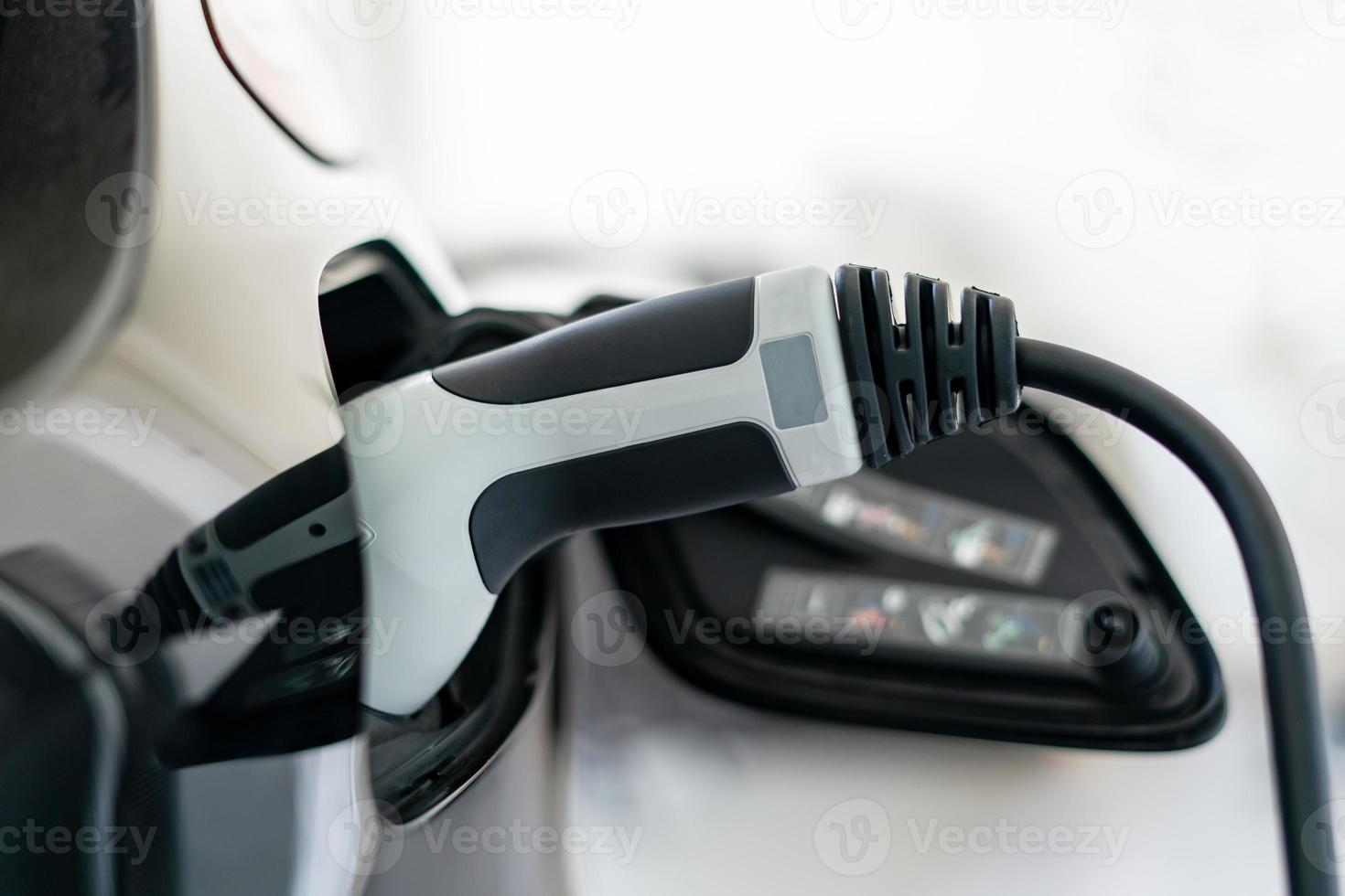 pluggas kabel- laddning ett elektrisk bil på Hem. foto