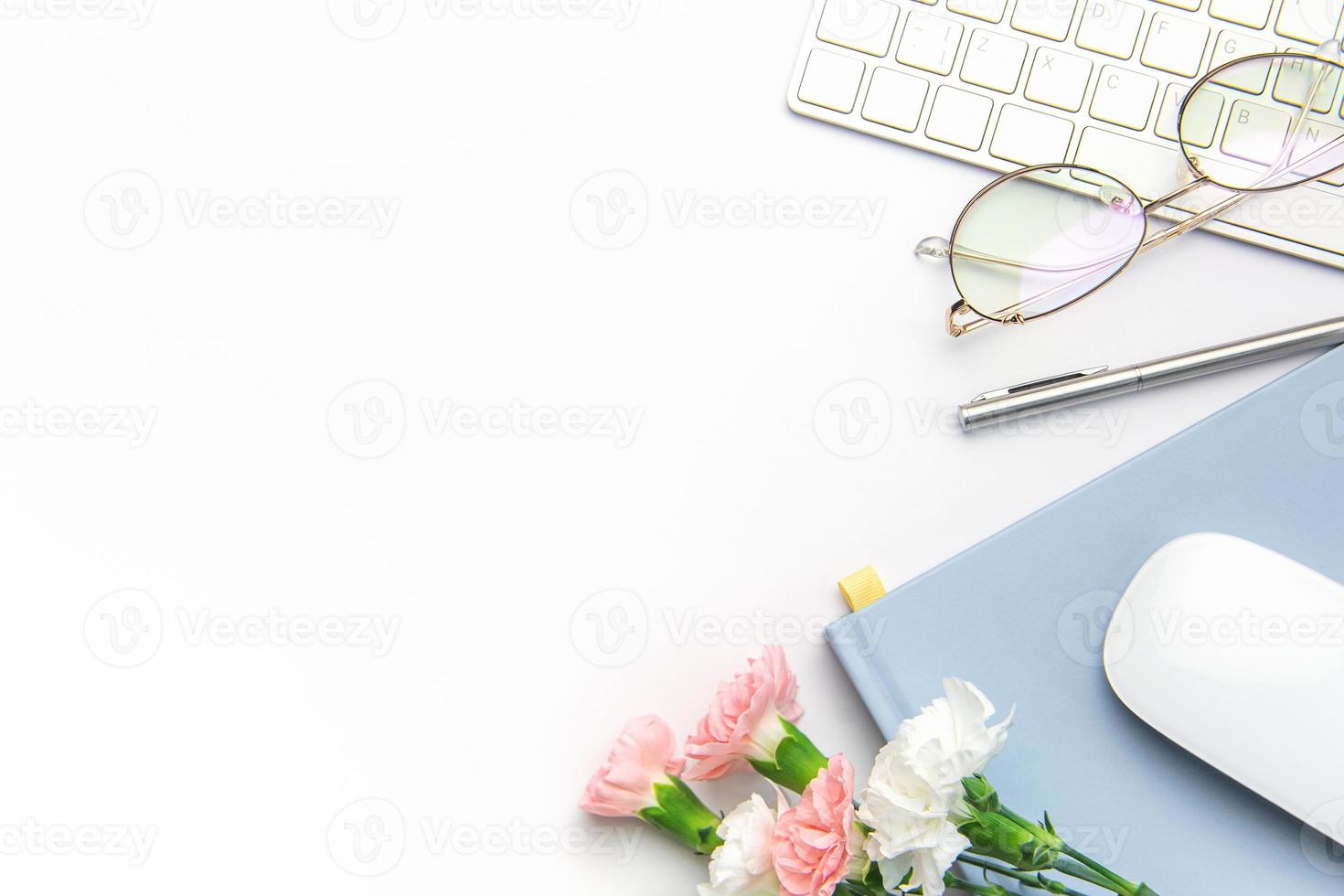 tangentbord, dator mus och anteckningsbok med penna på vit kontor skrivbord foto