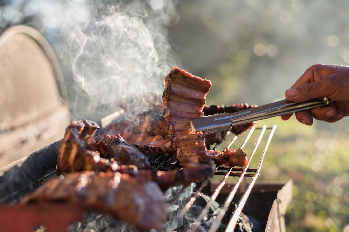 lammkotletter på grillen foto