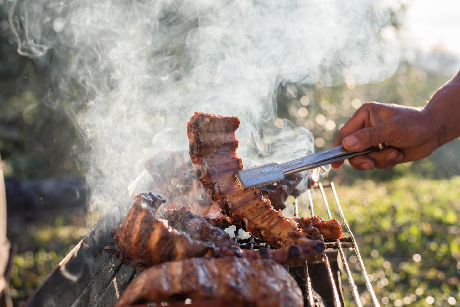 lammkotletter på grillen foto