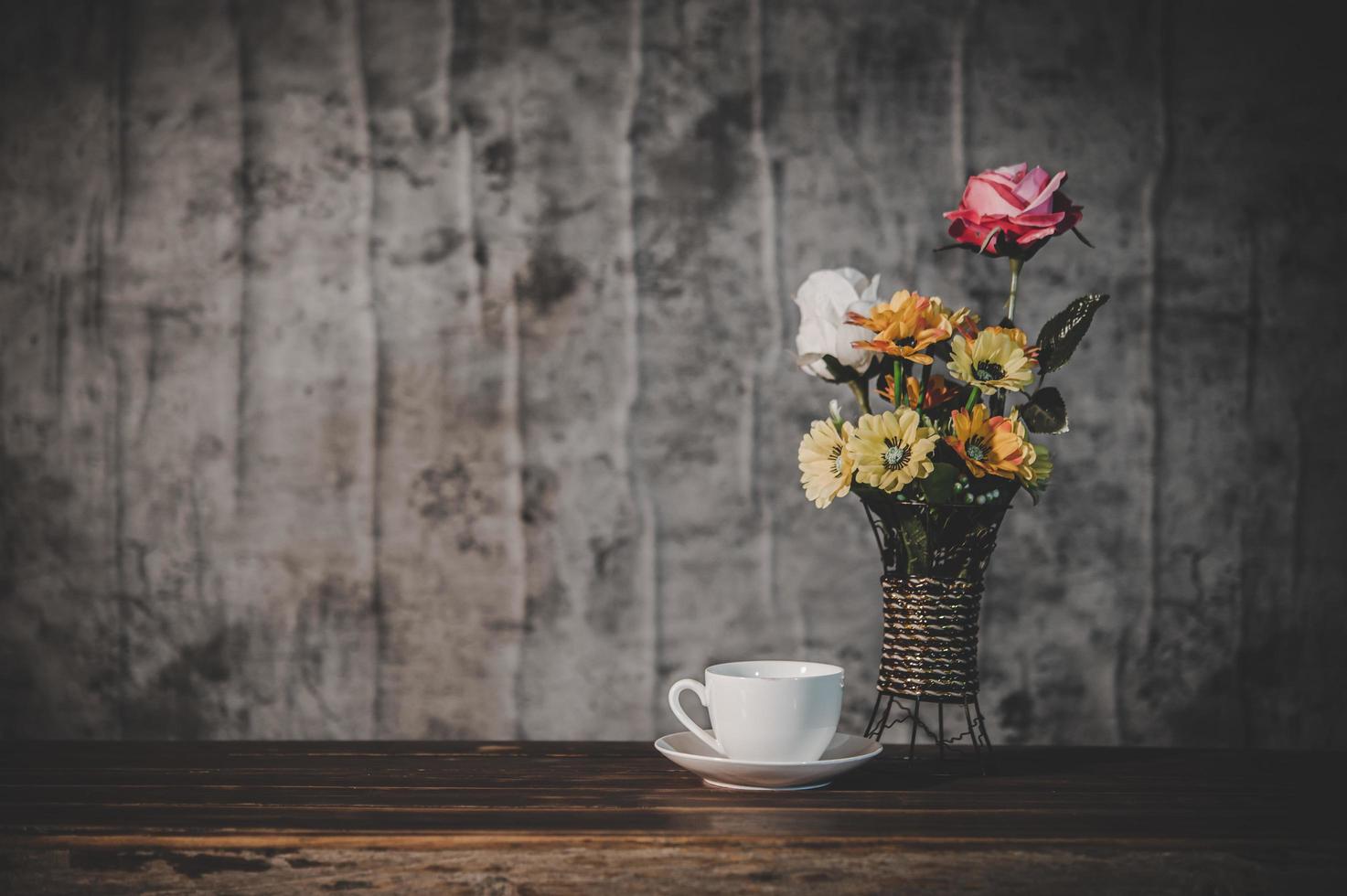 stilleben med blommor och en kaffekopp foto