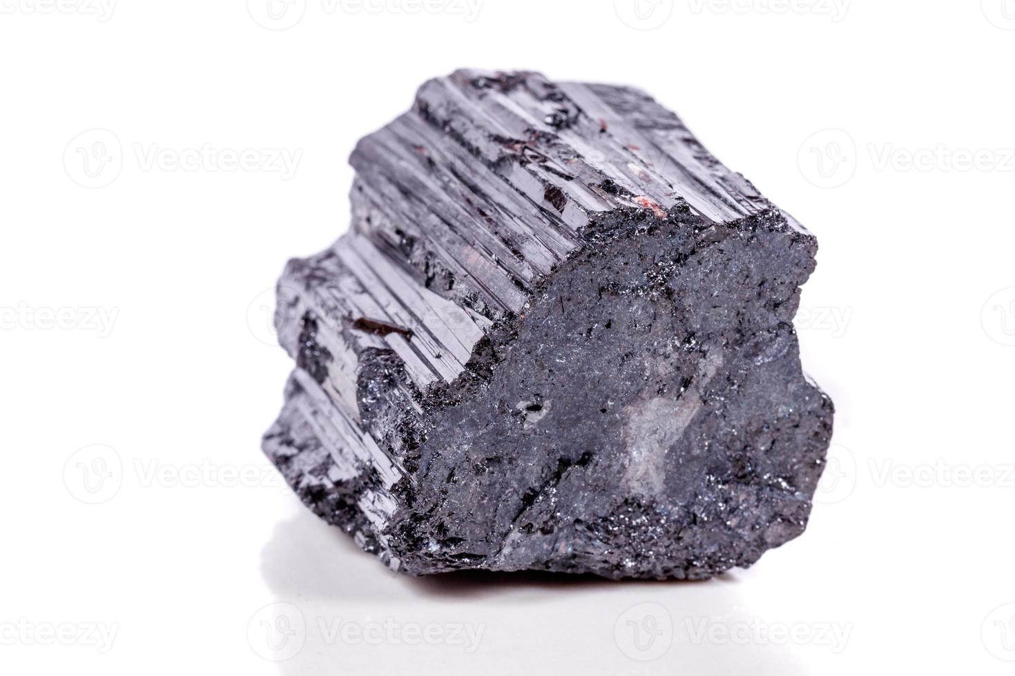 makro mineral sten sherle, schorl, svart turmalin på vit bakgrund foto