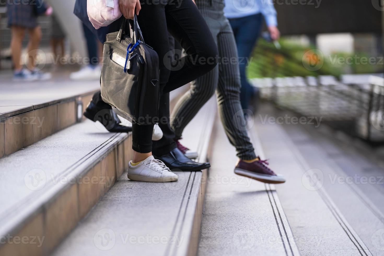 grupp människor som går på trappor foto