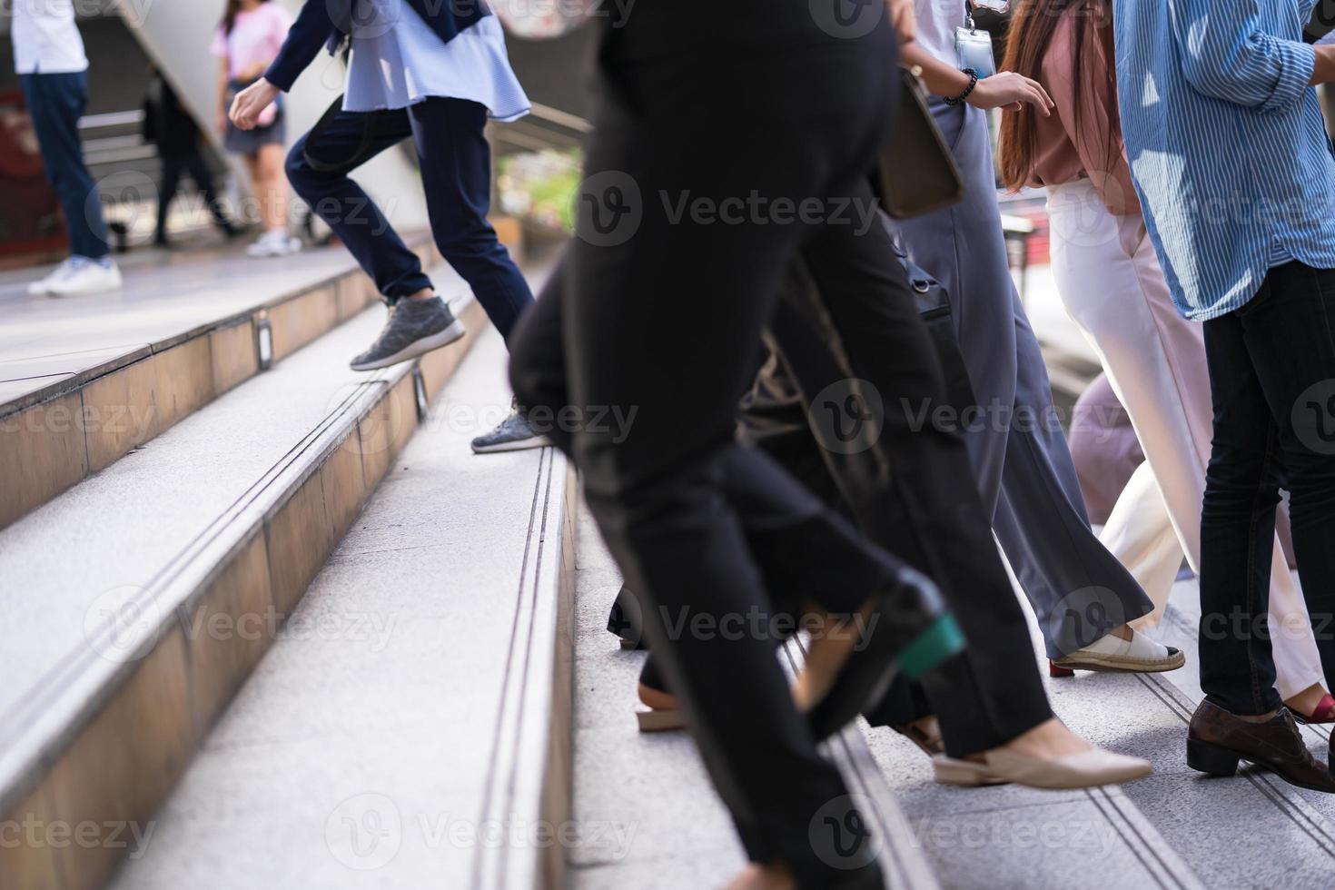 massor av människor som går på trappor foto