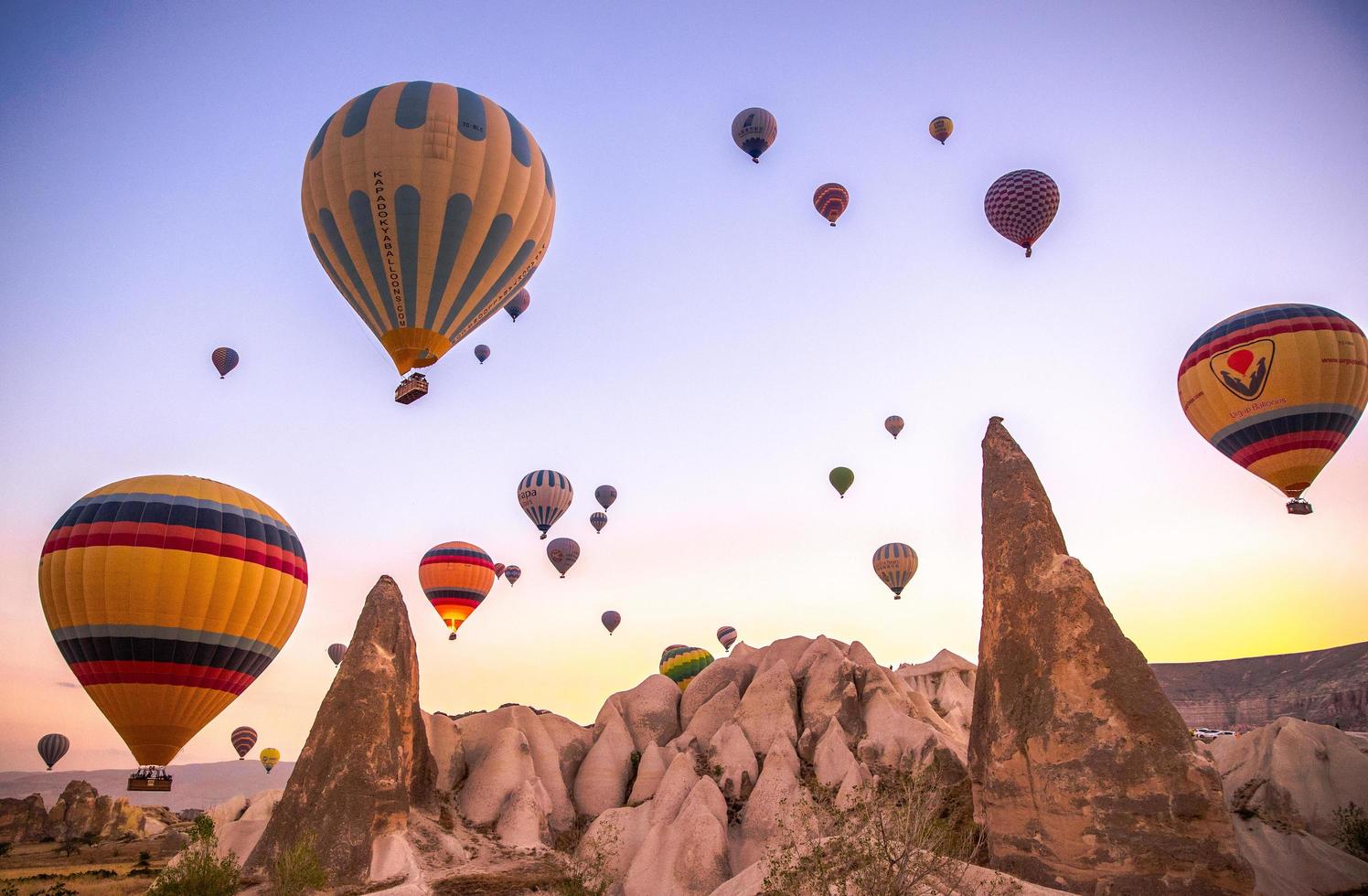 varmluftsballonger vid solnedgången i Kappadokien, Turkiet foto