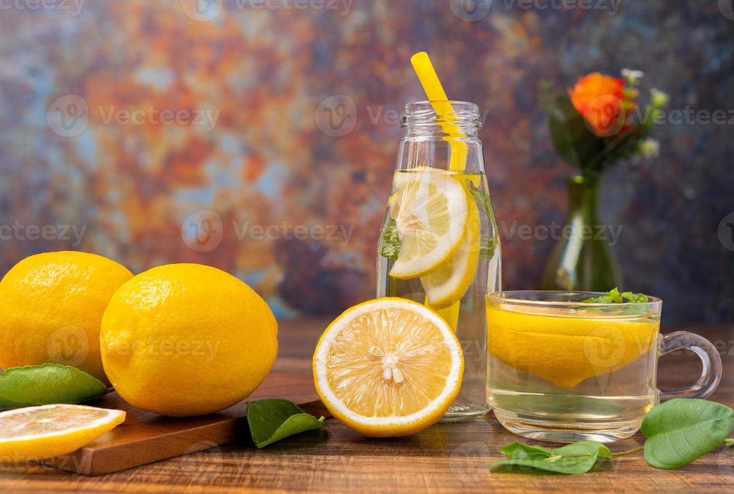 citronskivor på en skärbräda foto