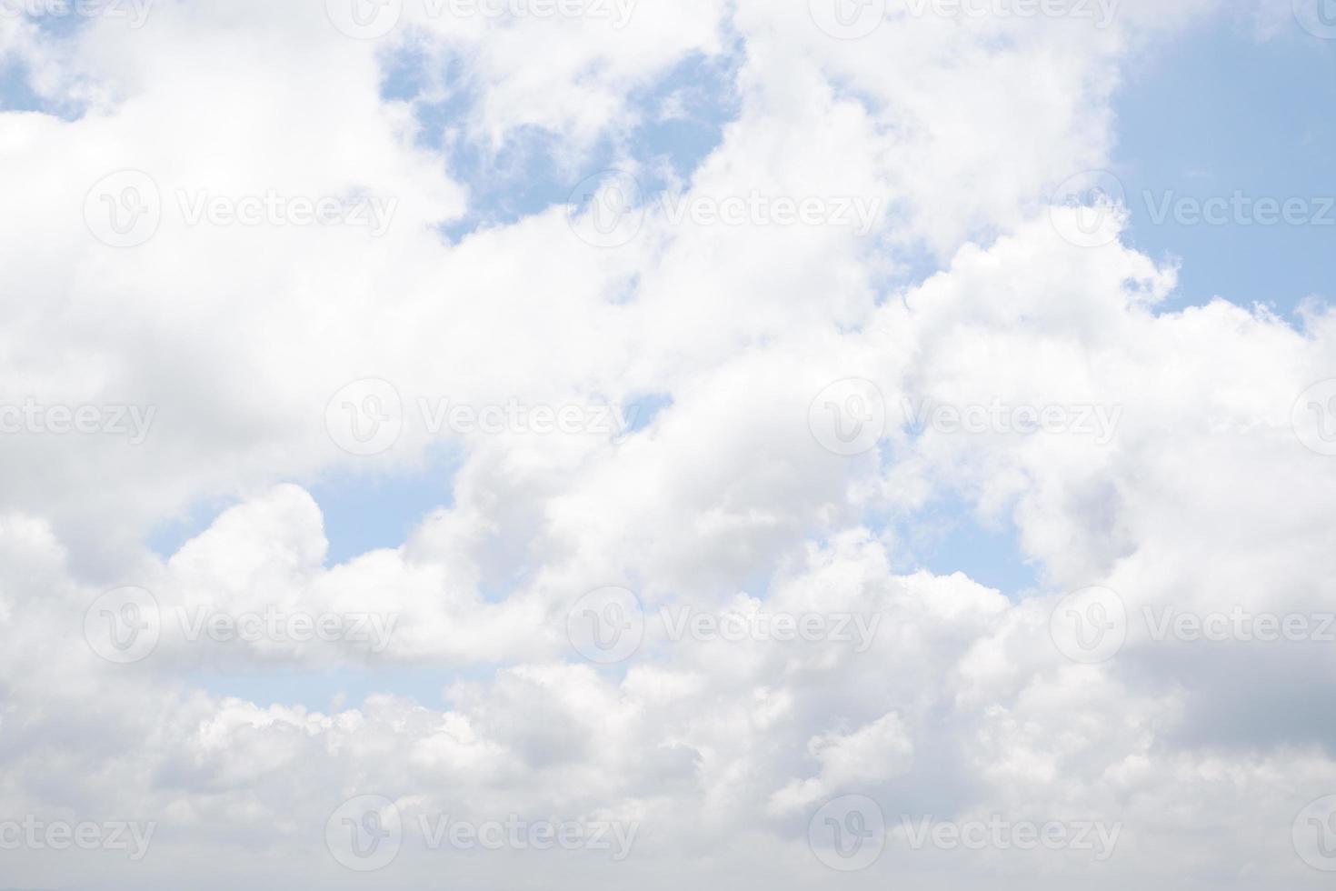 skön moln på blå himmel som en bakgrund foto