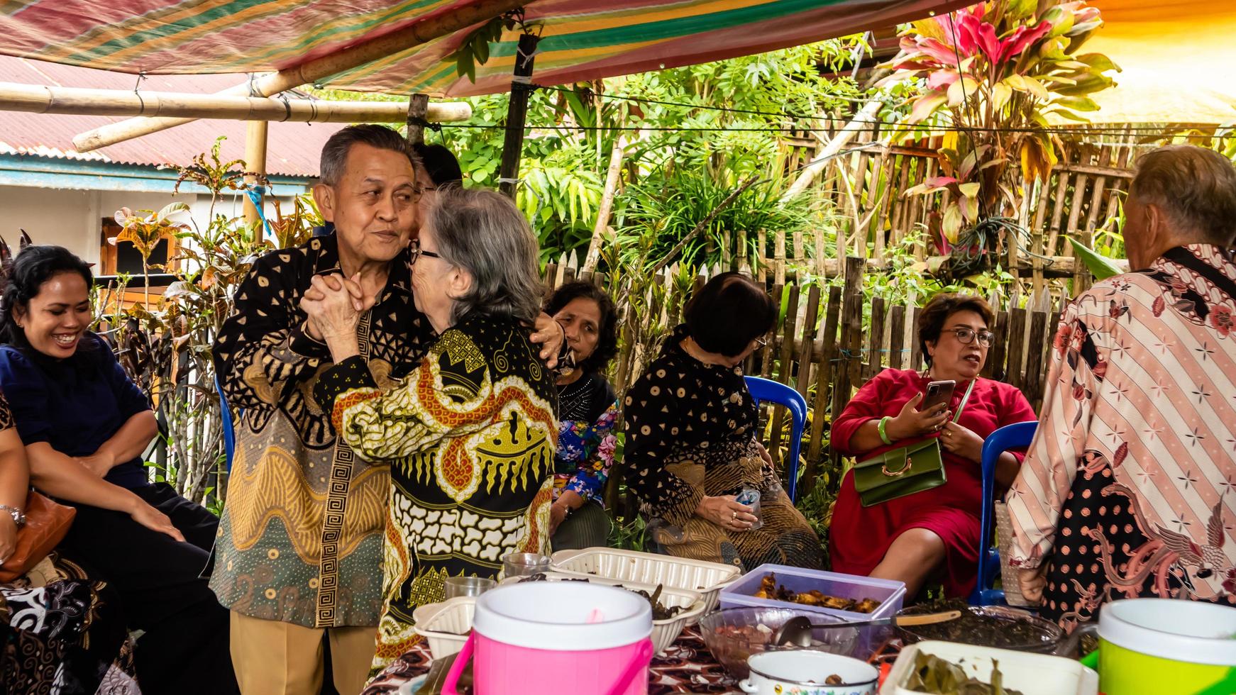 söder minahasa, indonesien januari 2023, de familj skaffa sig tillsammans på högtider foto