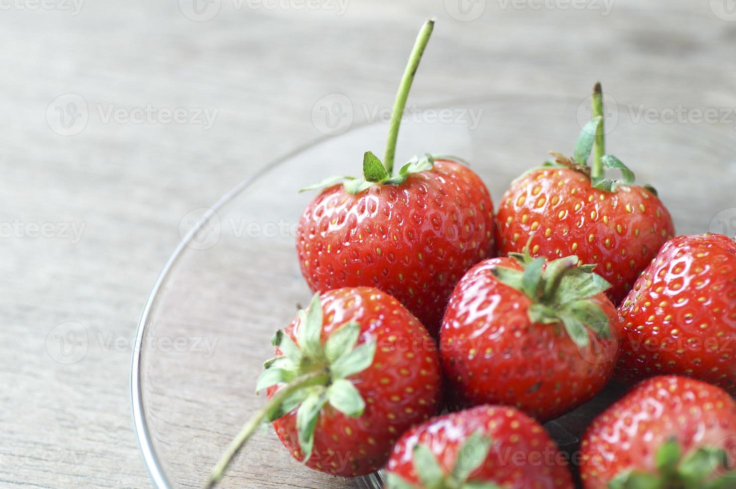 färska jordgubbar i en skål foto