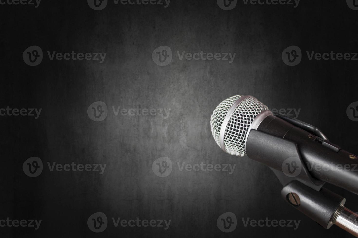 mikrofon på mörkt rum och studiobakgrund foto