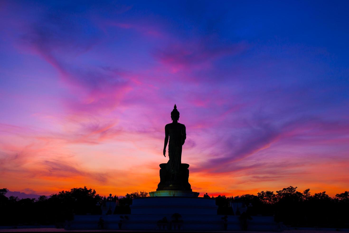 Buddha staty vid solnedgången i Thailand foto