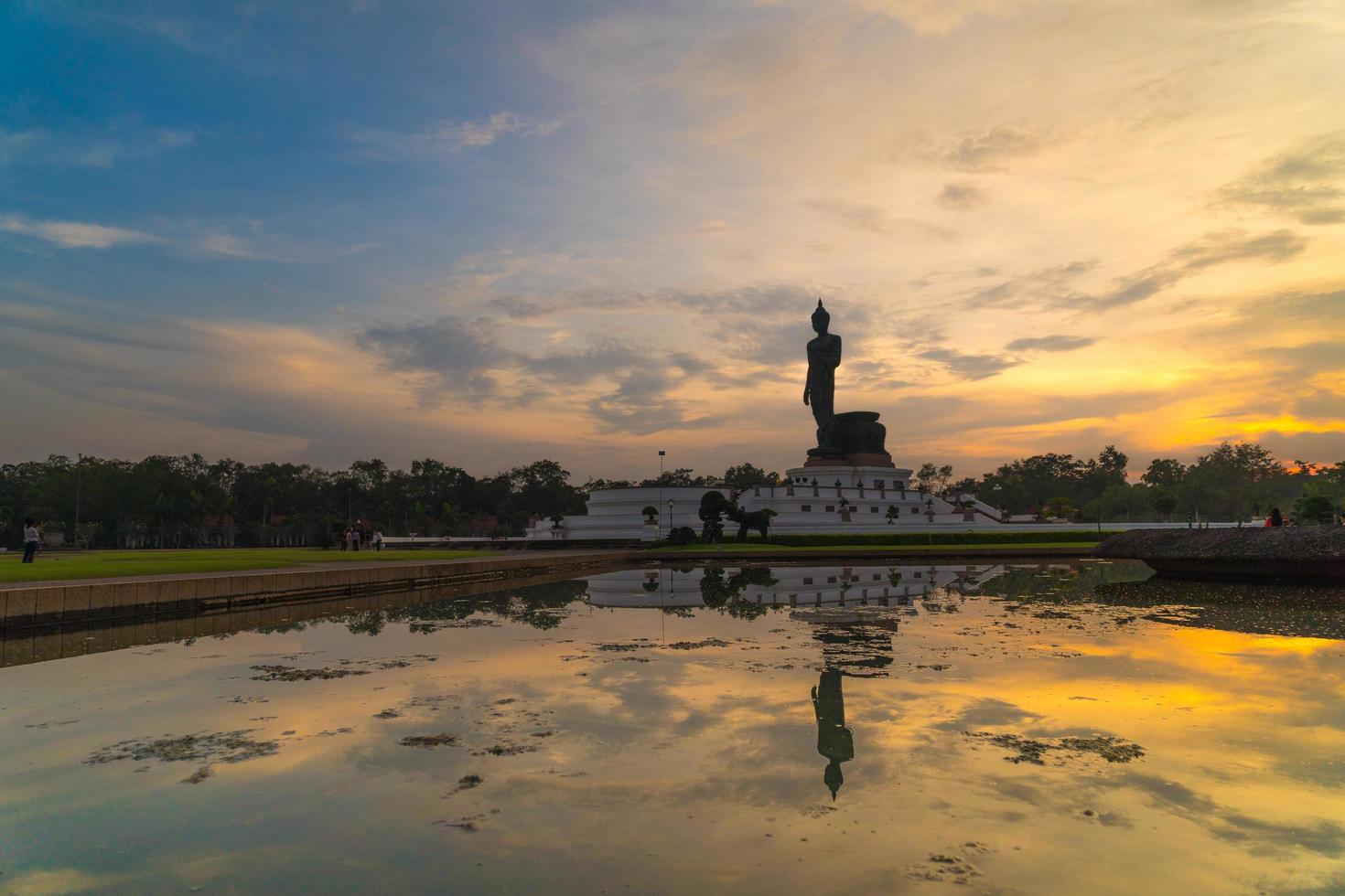 stor buddha staty i Thailand foto