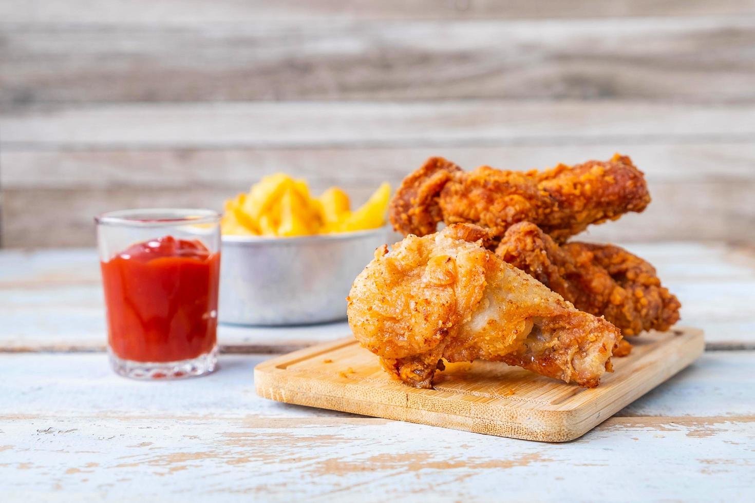 stekt kyckling med pommes frites foto