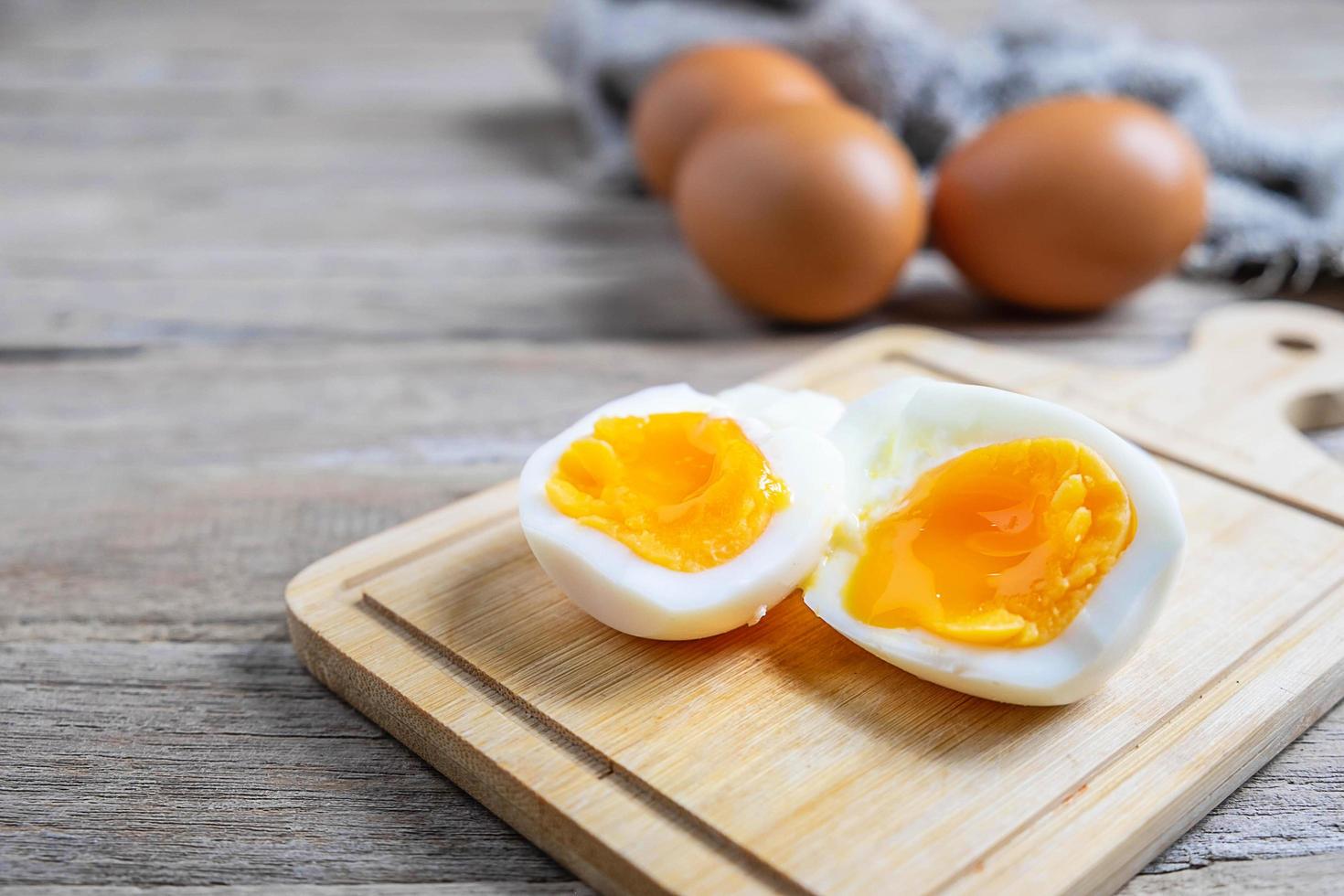 kokta ägg på en skärbräda foto