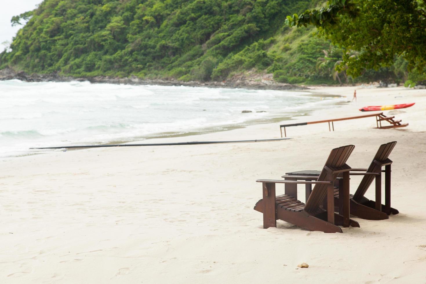 trästolar på stranden i Thailand foto