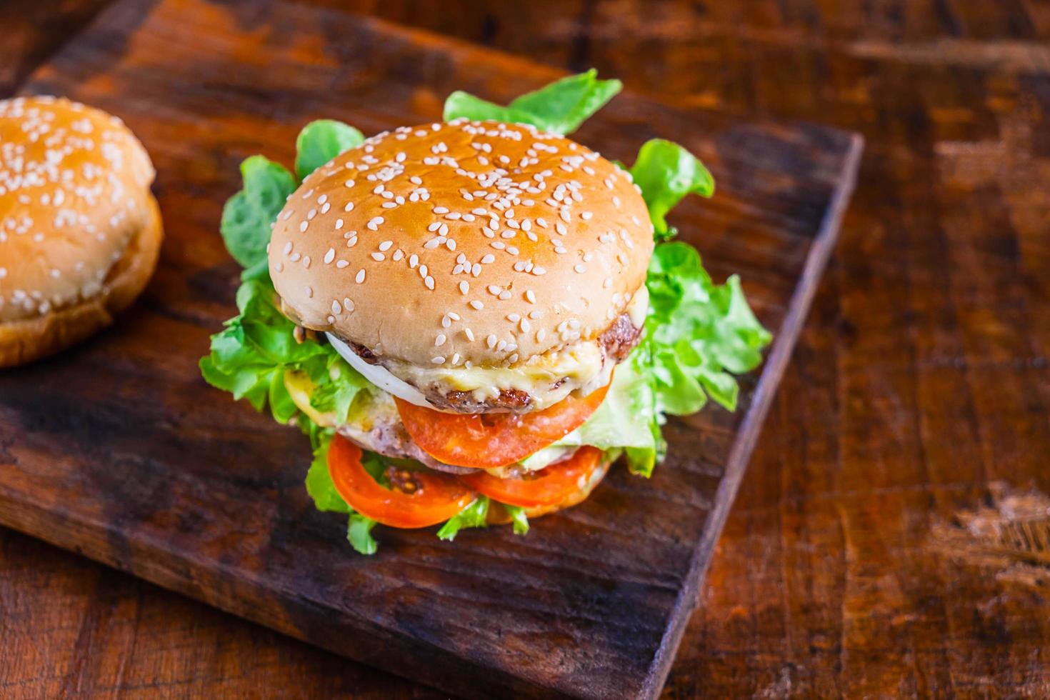 färsk burger på ett bord foto