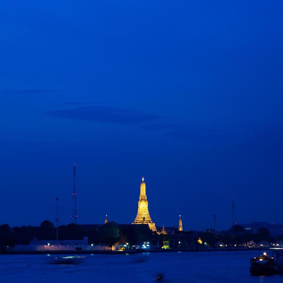 tempel i Thailand på kvällen foto