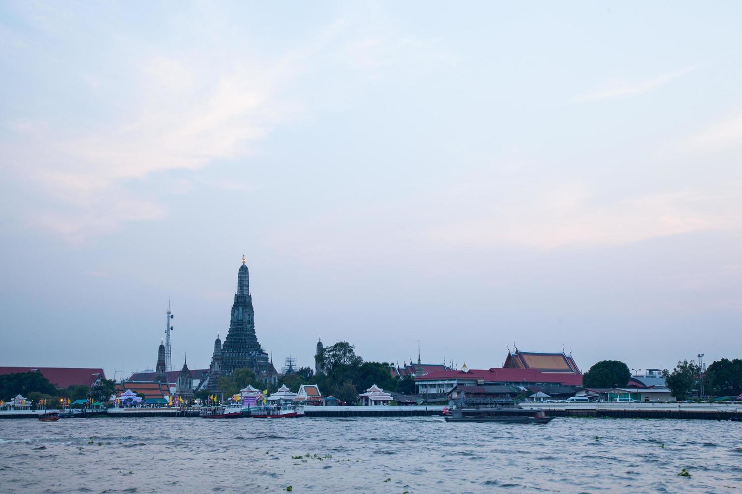 båt som kryssar i floden vid wat arun, thailand foto