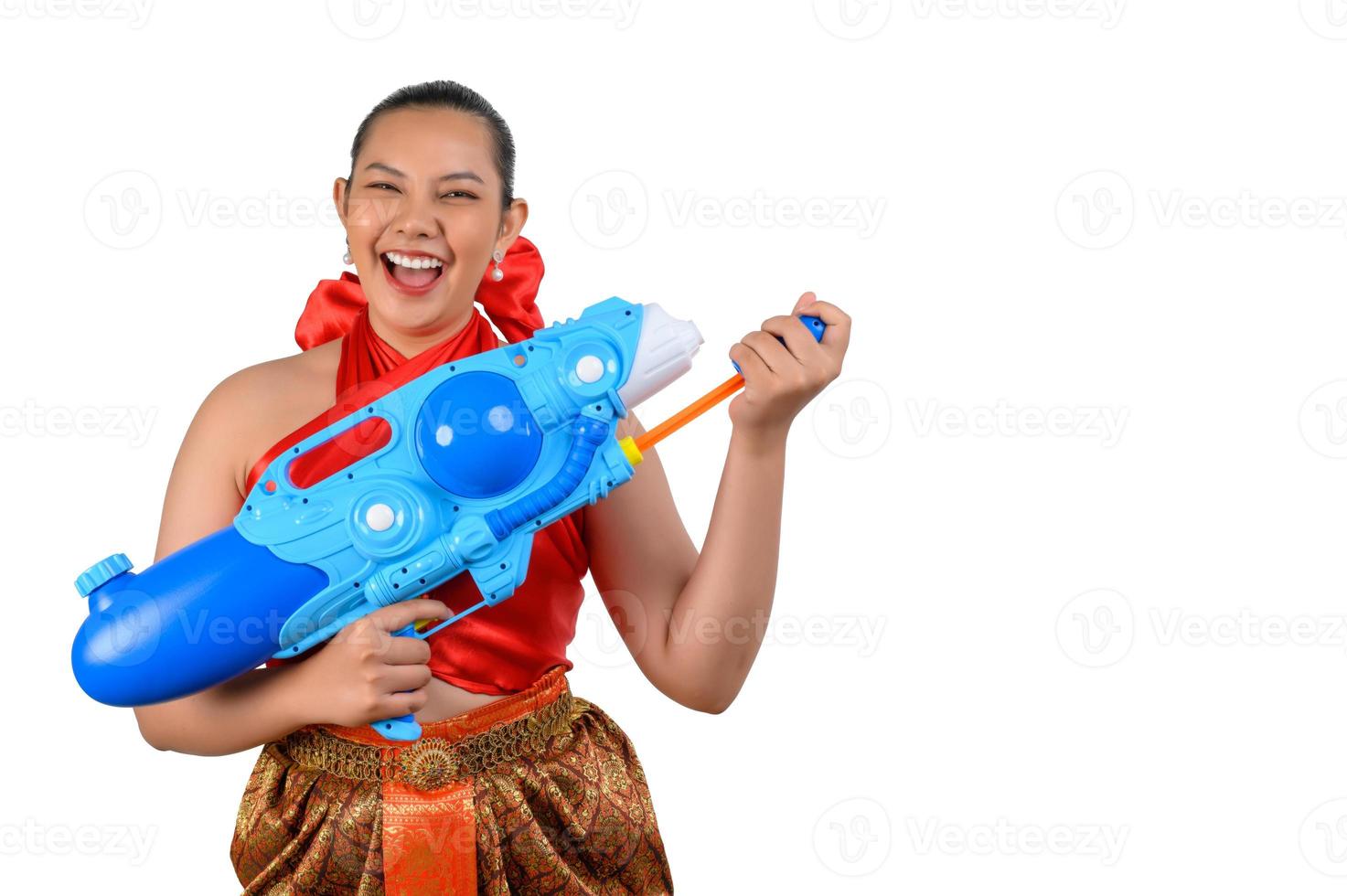 porträtt skön kvinna i songkran festival med vatten pistol foto