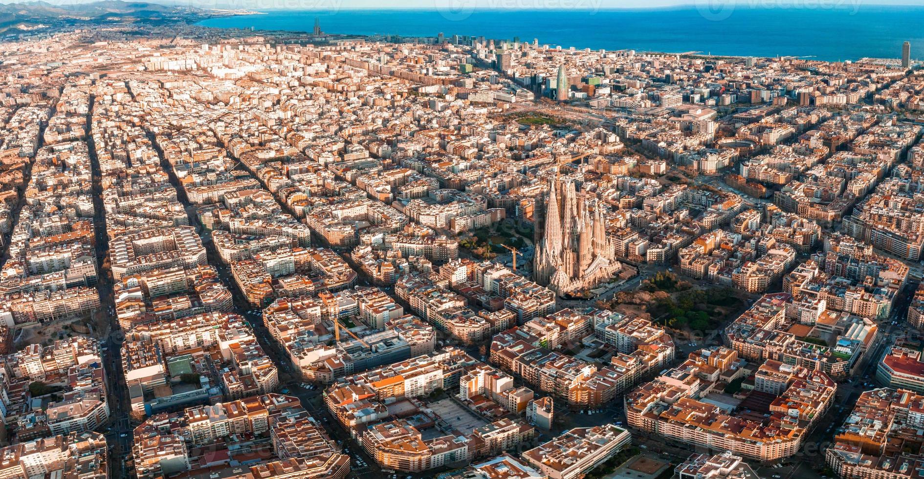 antenn se av barcelona stad horisont och sagrada familia katedral på solnedgång. foto