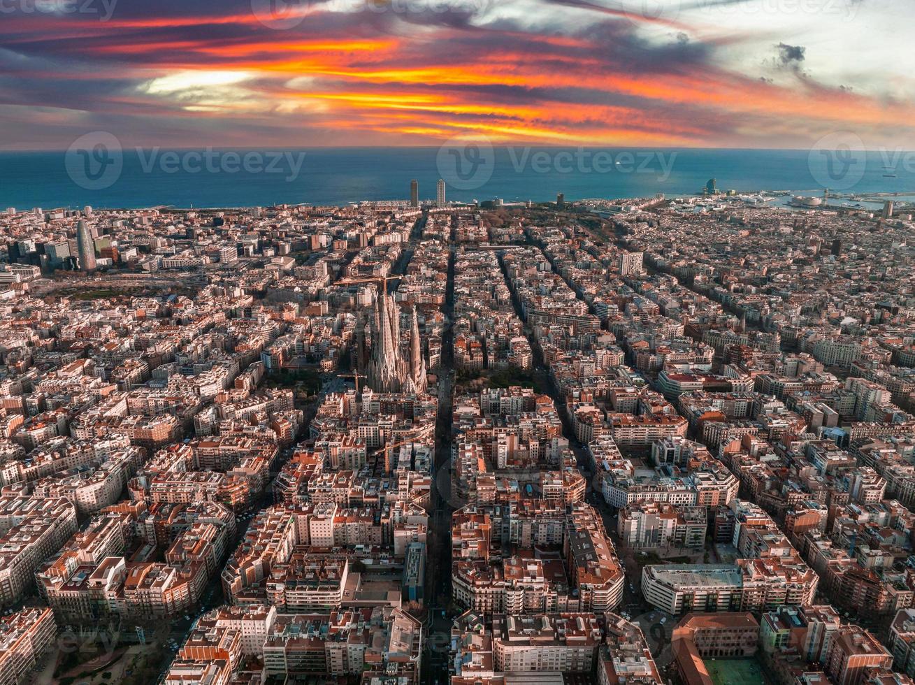 antenn se av barcelona stad horisont och sagrada familia katedral på solnedgång. foto
