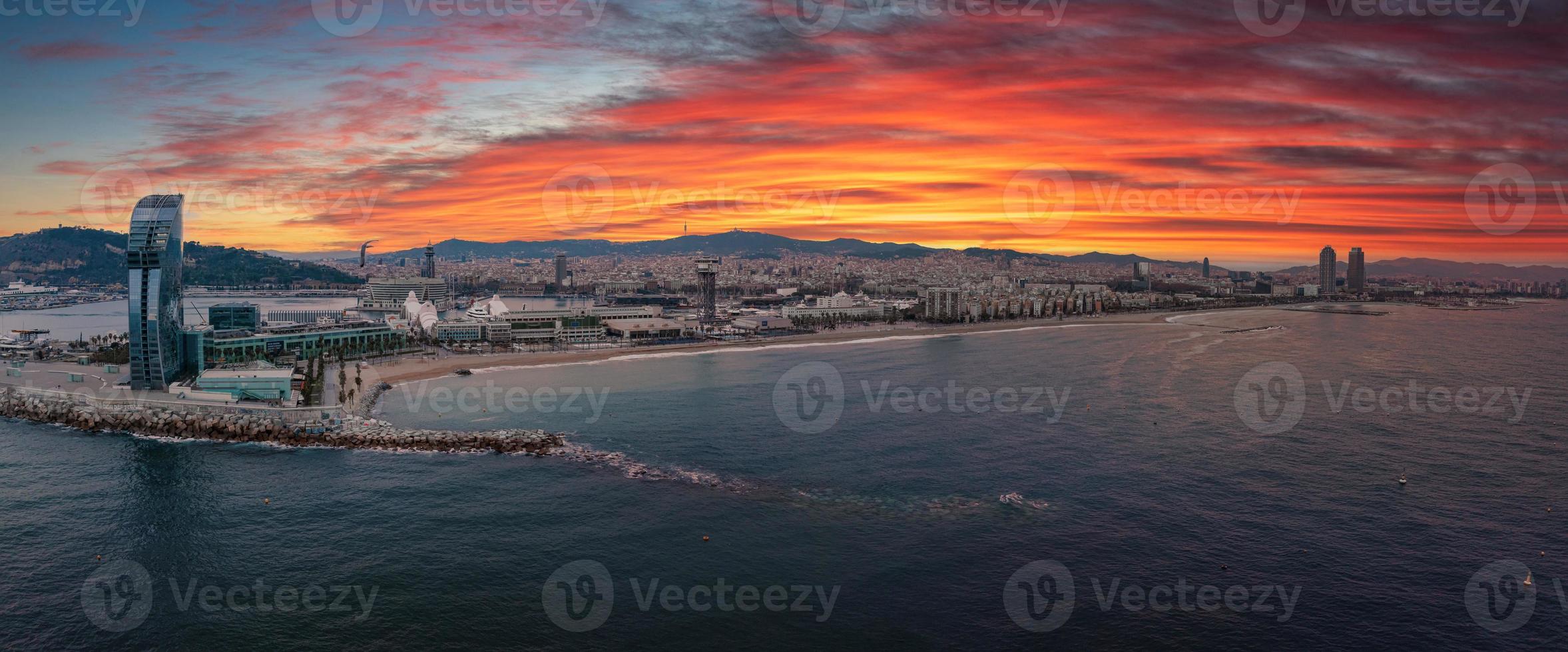 antenn se av känd barceloneta strand med hotell lyx w barcelona foto