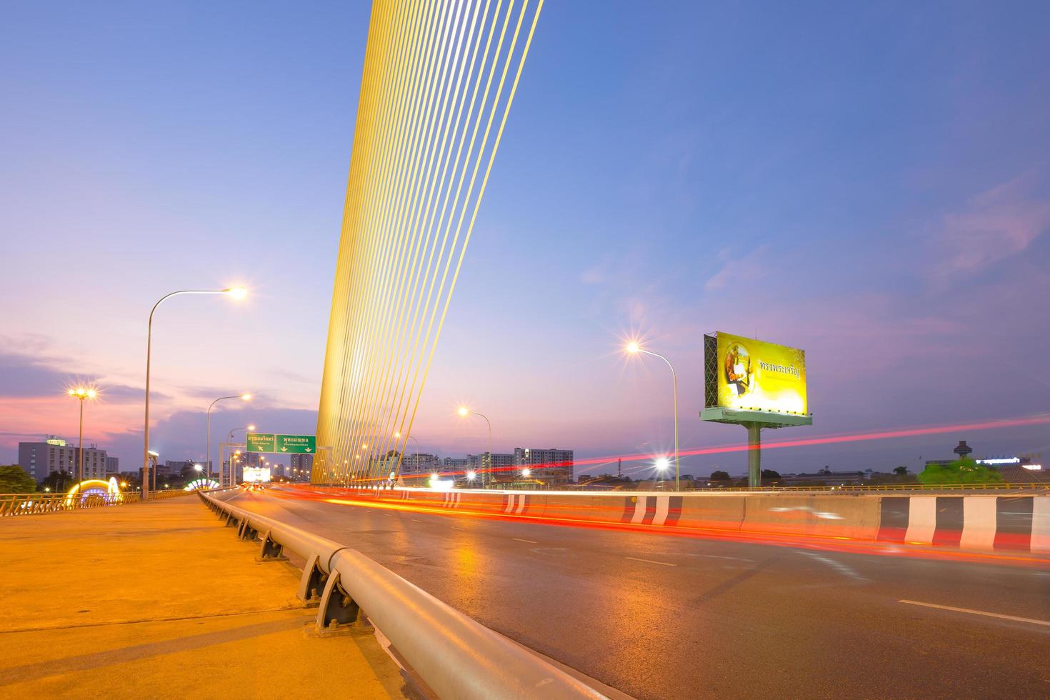 trafik på bron i bangkok vid solnedgången foto