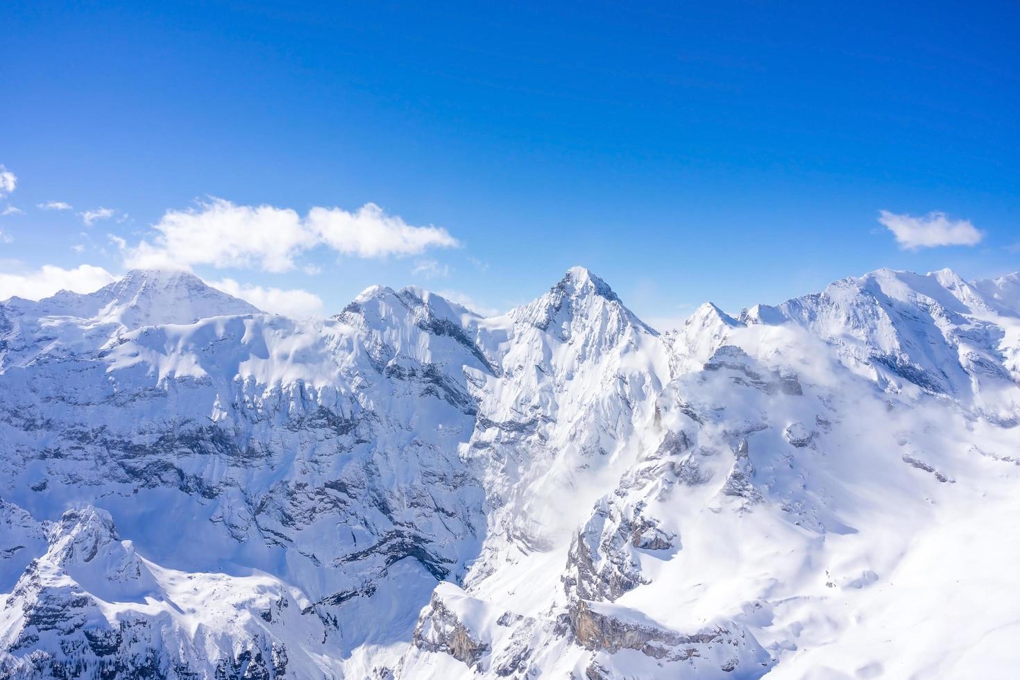 fantastisk panoramautsikt över de schweiziska alperna foto
