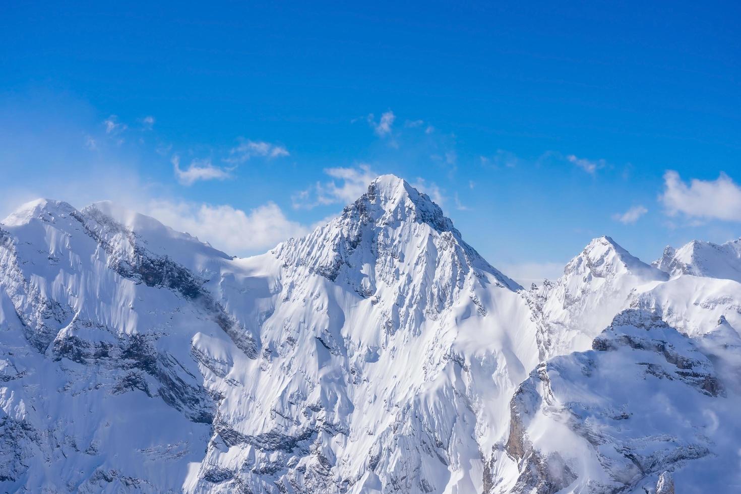 fantastisk panoramautsikt över de schweiziska alperna foto