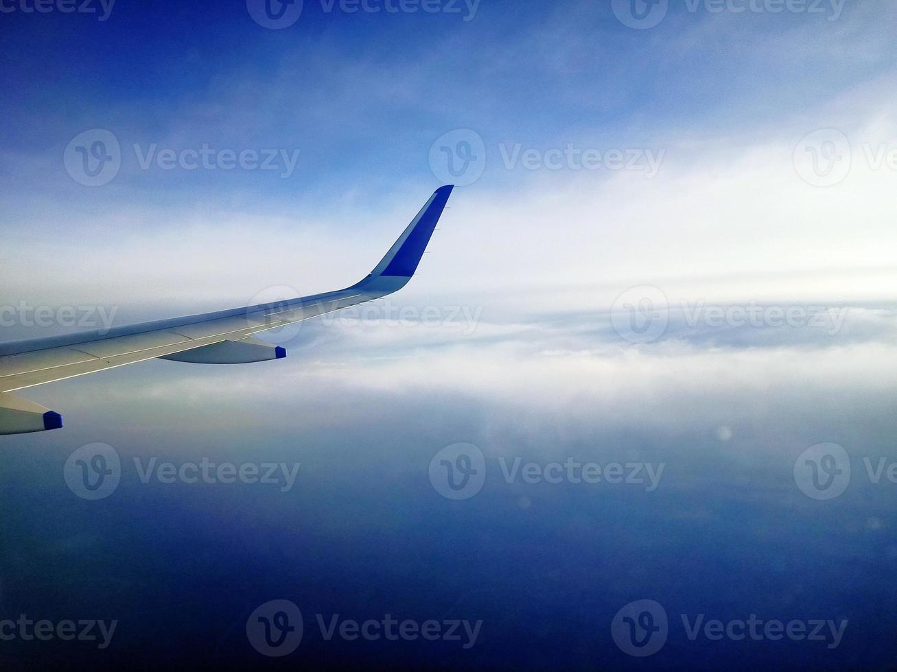 blå himmel från ett flygplan foto