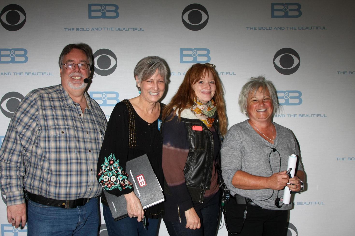 los angeles jan 14 - doug hayden, deveney kelly, direktör, laura yale som de djärv och skön firar 7000:e visa på en cbs tv stad på januari 14, 2015 i los angeles, ca foto