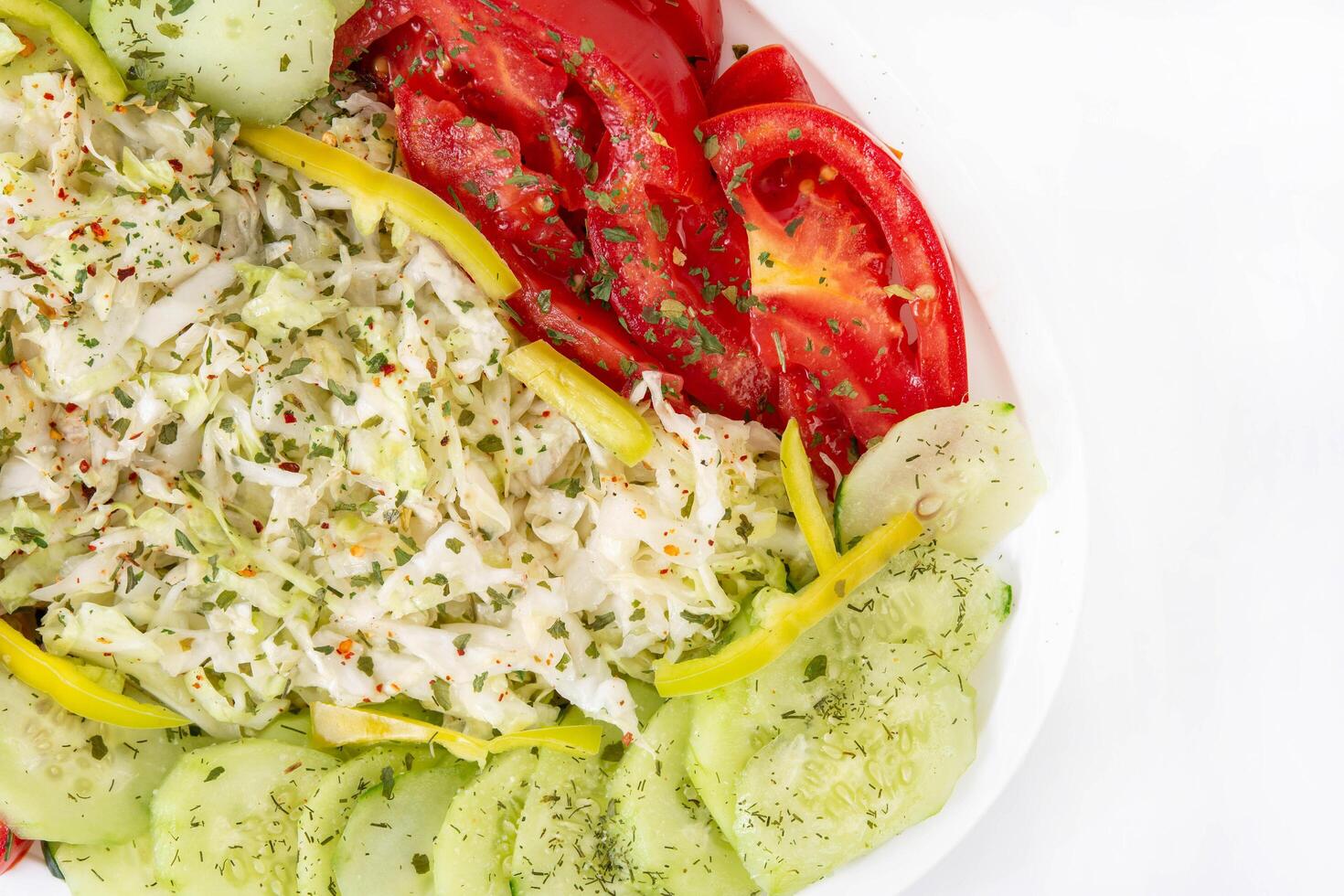 topp se av sallad med skivad kål tomat gurka och paprika foto