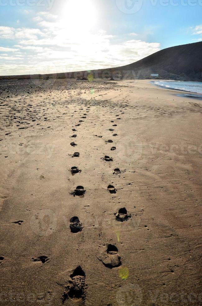 övergiven strand i sommar foto