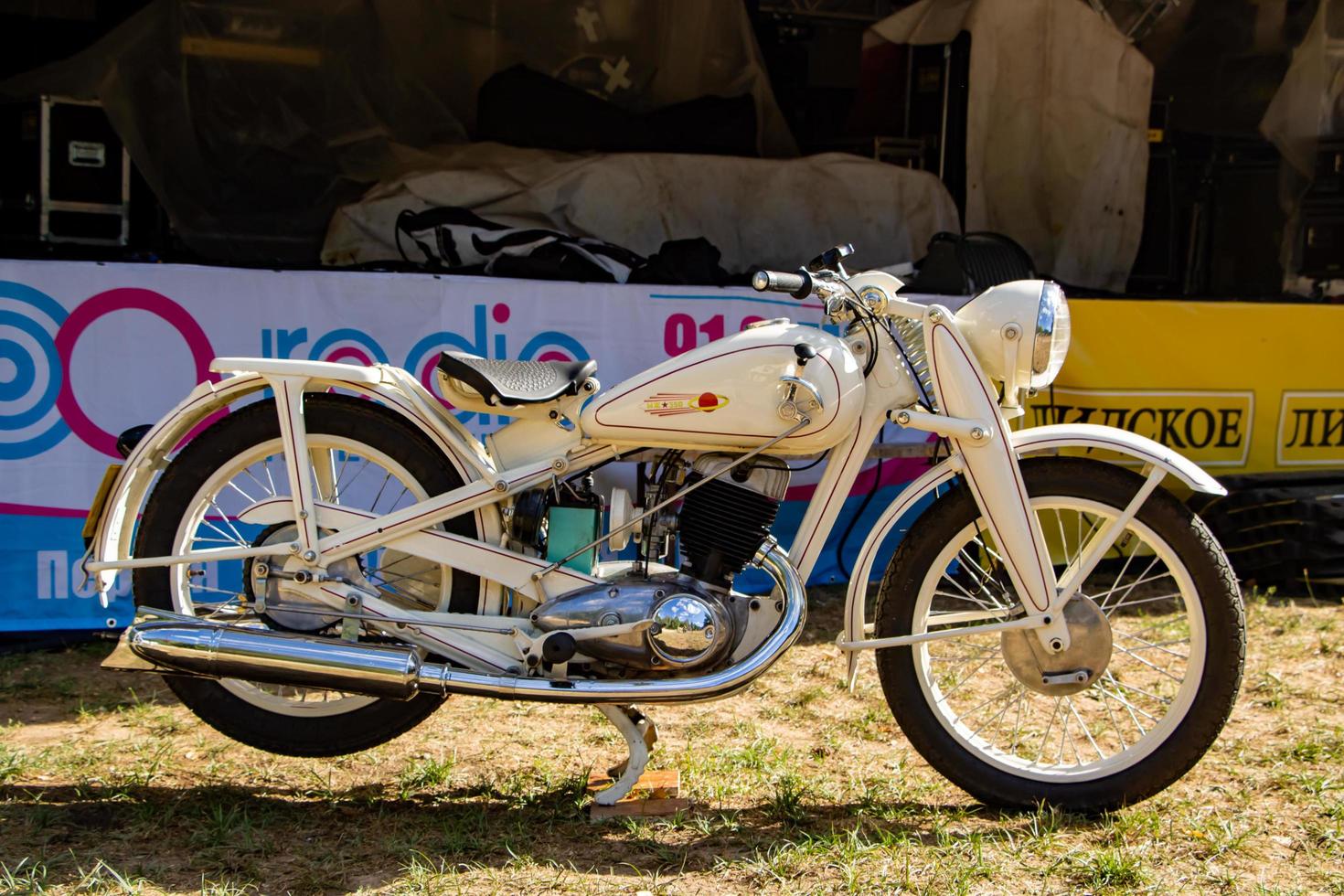 skön retro motorcykel på de sommar öppen luft festival. foto