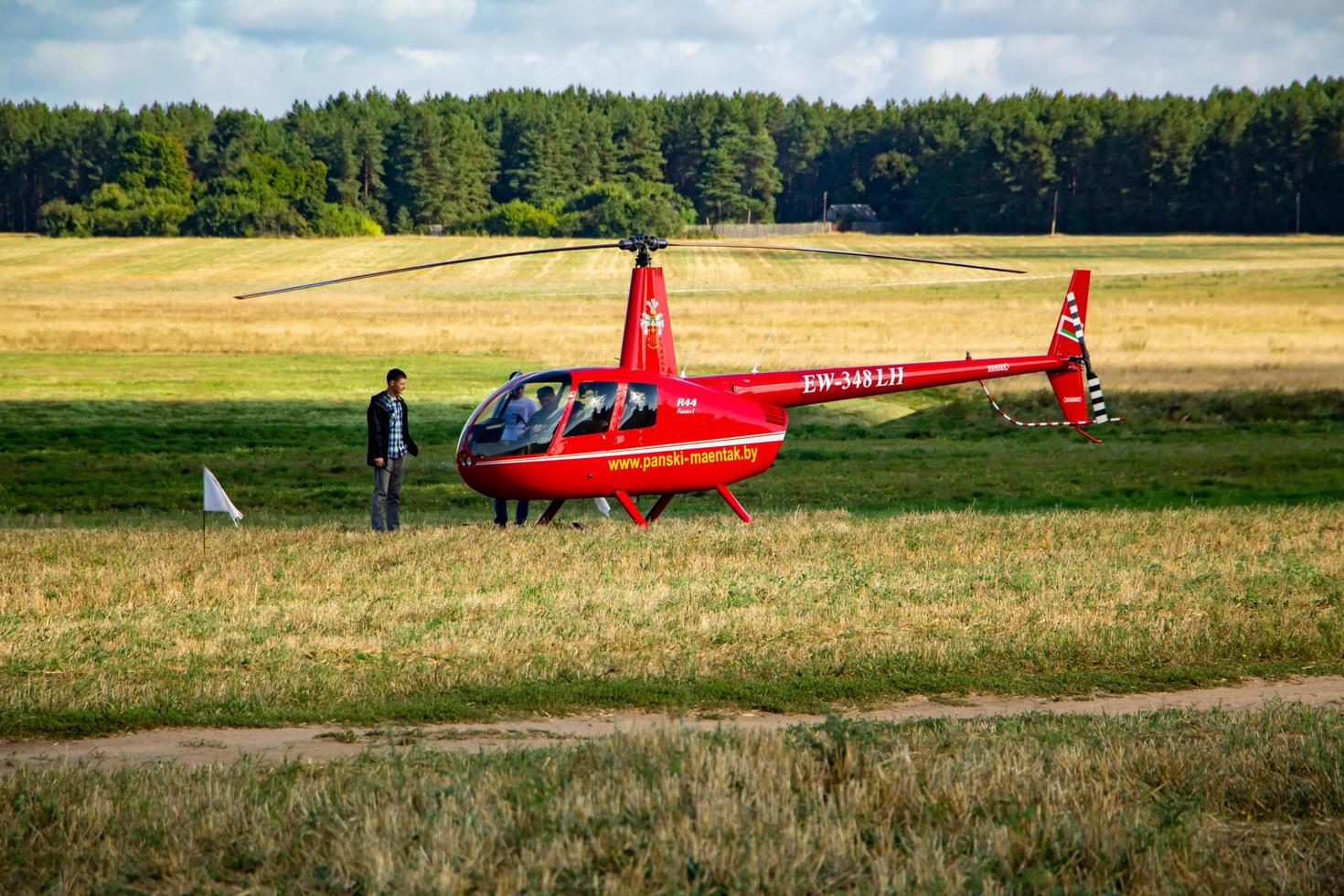 privat nöje röd helikopter på de ta av webbplats i de fält. foto