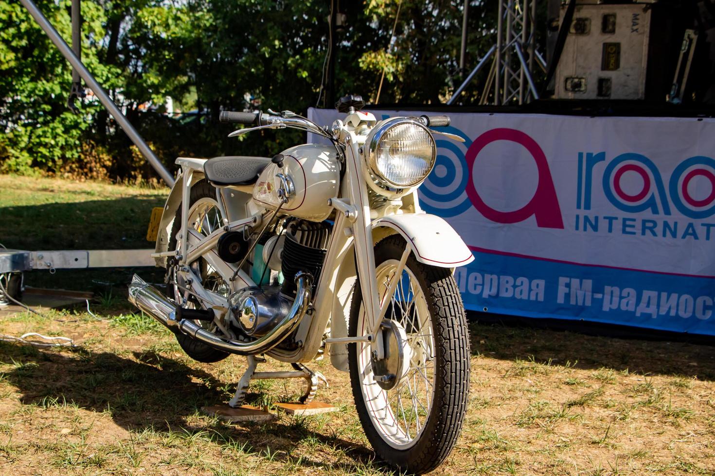 skön retro motorcykel på de sommar öppen luft festival. foto