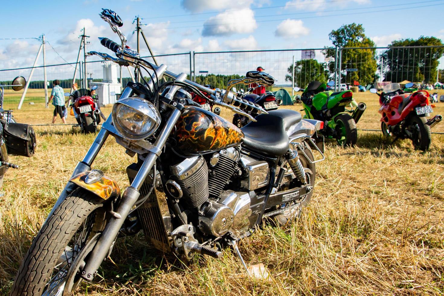 skön motorcykel kryssare på en solig dag. sommar moto öppen luft festival. turism begrepp. foto