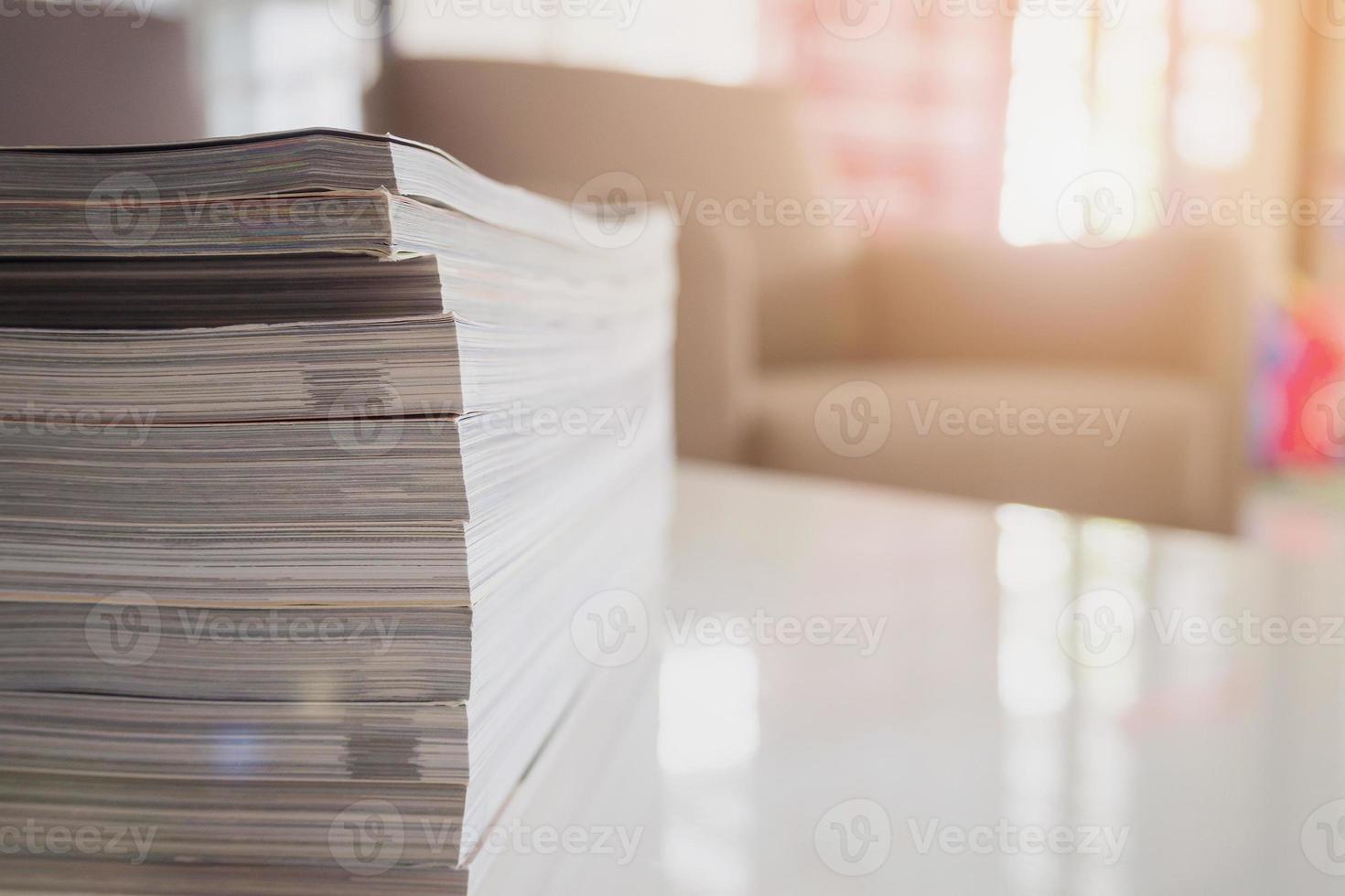 hög med tidningar stack på vitt bord i vardagsrummet foto