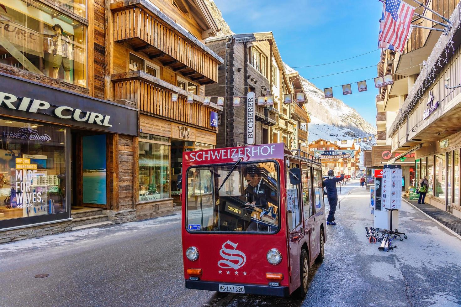 mannen kör elektrisk leveransbil i Zermatt, Schweiz foto