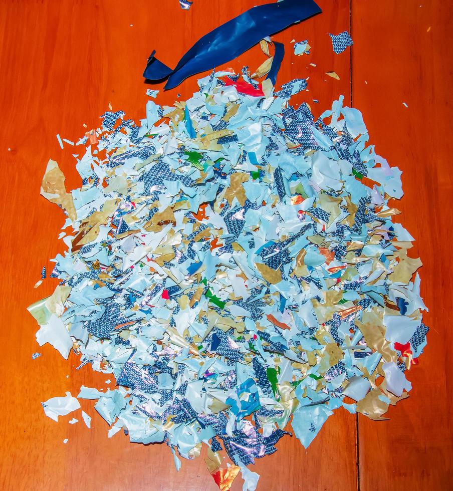 resterna av en biologiskt nedbrytbar plast väska efter sönderfall. självförnedrande plast. ekologi begrepp. bakgrund. foto